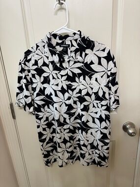 Express Black & White Floral Short-Sleeve Button-Down Shirt